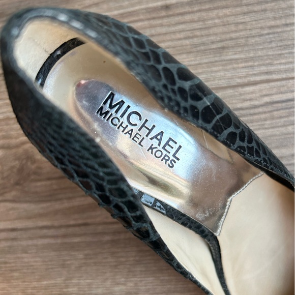 Michael Kors Black Leather Reptile Embossed Pumps | 9 - Picture 5 of 11